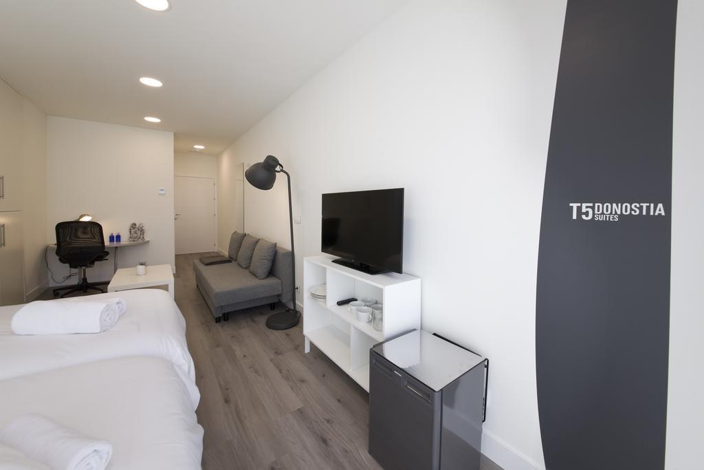 Pension T5 Donostia Suites San Sebastian Room photo